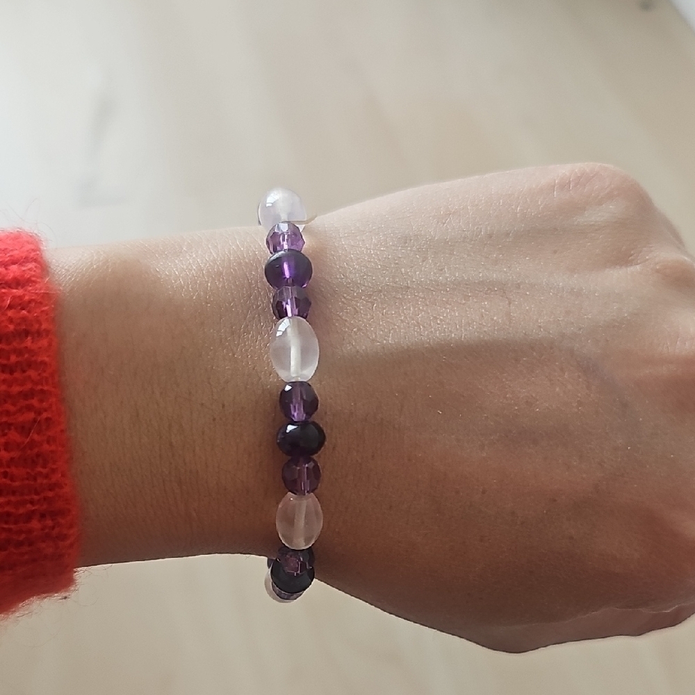 Elegant Purple and White Beaded Bracelet - Picture 2 of 2